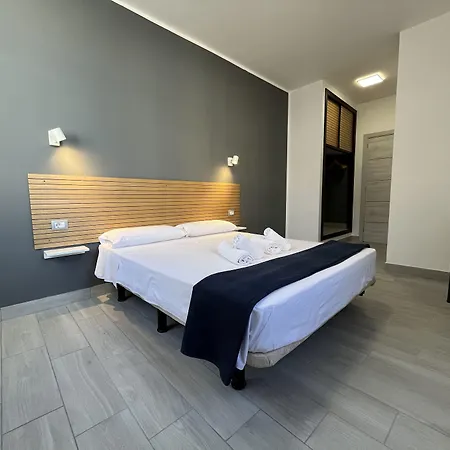 Cassandra Hotel *